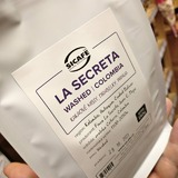 Dáme si espresso☕😍 z Kolumbie❓ 🇨🇴👈🥰 Tentokrát promytá zrna odrůd Caturra a Colombia z farmy La Secreta. Sladká🍭 hodně kakaová🍮trochu mirabelkovo-papájová🙃
Dáme sicafe?💕👌☕👒🇨🇴👍
.
.
.
.
#sicafe #prazirnakavy #damesicafe #jablunkov #prazirnajablunkov #specialtycoffee #colombia #coffee #kava #vyberovakava #prazime #prazirna #espresso  #sicafecz #antioquia #lasecreta #fincalasecreta