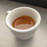 Famózní espresso z 🌎Brazílie, farma Das Almas🌴🏞️. Úžasná kávička☕️ zpracovaná na farmě metodou Anaerobic Natural (anaerobní fermentace, poté sušení celých neloupaných kávových třešní) . 👉tropické ovoce, borůvky, fíky ,datle👈Dáme sicafe❓😍
.
.
.
.
.
#espressoshot #espresso #coffeeroasters #coffeeroastery #jablunkov #vyberovakava #specialtycoffeeroaster #specialtycoffeeshop #specialtycoffee #prazirnajablunkov #pražírnakávy #pražírna #damesicafe #prazirna #prazirnakavy #sicafecz #sicafe