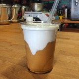 Dáte si kafééé? 🥰🤭 Toto vytuněné 💪❄️ frappé ➡️➡️ Freddo Cappuccino z našeho espressa👌 ☕ si dáte jen u nás👉v Jablunkově na rynku v Sicafe👈 sweettt summeerrr 📻🎶👒💞🏖️🌅🎶
.
.
.
.
#sicafe #sicafecz #damesicafe #prazirnakavy #prazime #prazirnajablunkov #prazirna #freddocappuccino #frappe #jablunkov #prodejnasicafe #coffeeroasters #coffee #coffeeislove #sweetsummertime #kava